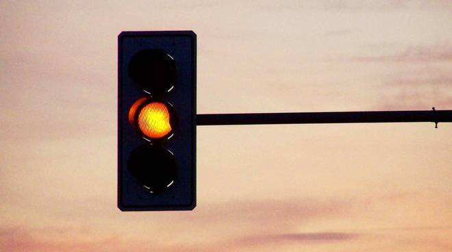 Multa per semaforo rosso anche se il giallo dura poco. Cosa ha detto la Cassazione